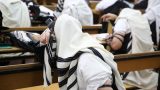 חרדי מתפלל בית הכנסת מתעטף בטלית (Small)